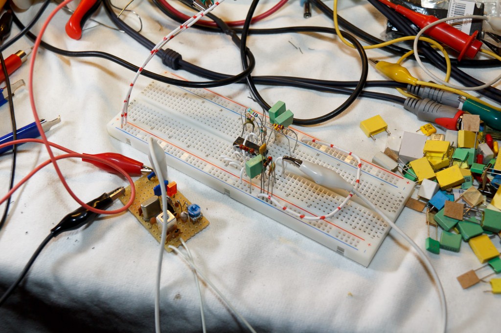 Toongeneratortje op breadboard en mini vosje als zendertje ervoor