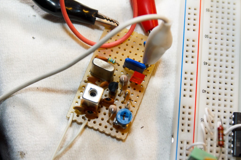 Mini 2m zendertje AM op ca. 144.166MHz, bestaande uit één transistor