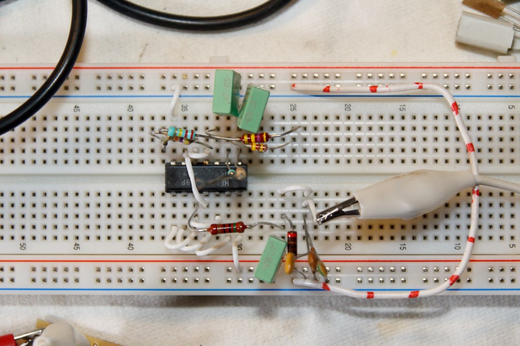 Wobbel toongeneratortje gemaakt van een HEF40106 (PA0LEZ)