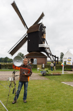 Tjalling PE1RQM bij "Den Olden Florus" met zijn schotelantenne