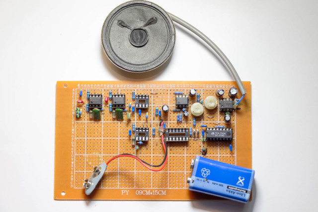 Enkele onderdelen zijn al binnengekomen. Ik kon de eerste NE5534 versterkers testen met een signaalgenerator en die werkten perfect! Ook de LM386 aan de uitgang doet het goed. De rest kan ik pas testen als alles binnen is.