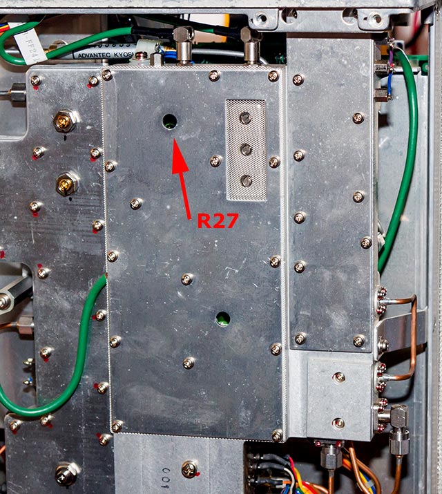 R27 zit daar. Afregelen op -30dBm output uit de BNC connector.