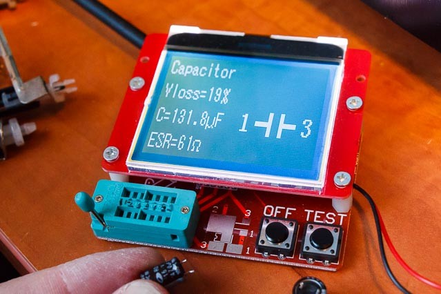 Dit had een elco moeten zijn van 470µF. Een ESR van 61 Ohm is megahoog en de capaciteit is ook niet meer veel.