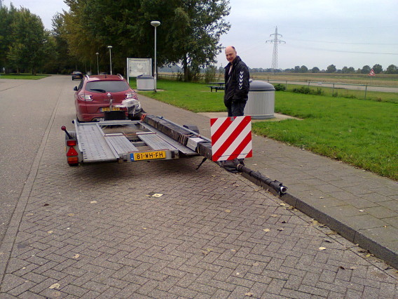 Ruud naast de aanhanger op weg naar huis. We hadden een mooie aanhanger gehuurd bij www.trailertrading.nl