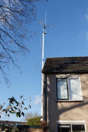 Antennemast ca 3,5m uitgeschoven. Je ziet de kabels nog wat moeilijk hangen.