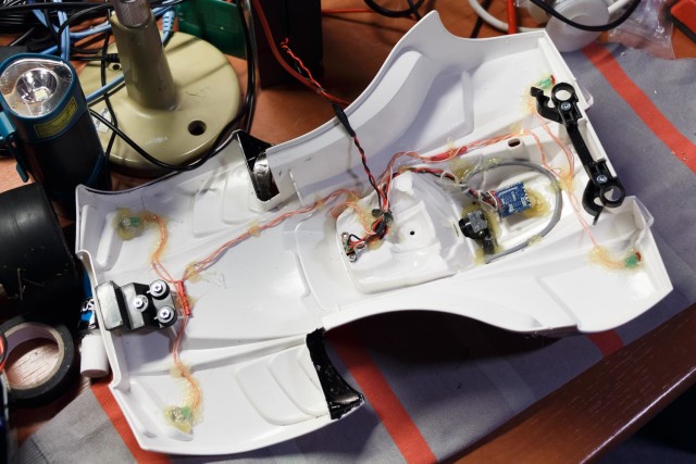 TX5813 module met 10mW zendvermogen ingebouwd aan de rechter zijde met een kleine cameramodule van Aomway