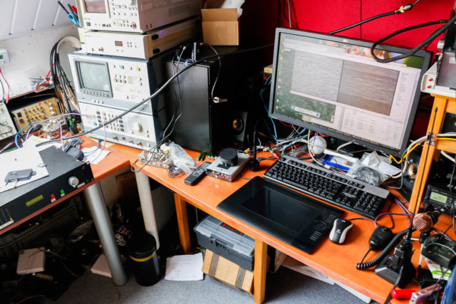 Links de 23cm zender, rechtsboven de 13cm zender en de ontvangers, rechtsonder de set voor phone (2m), in het midden de computer met beeldverwerking en log en links naast het keyboard de sync generator